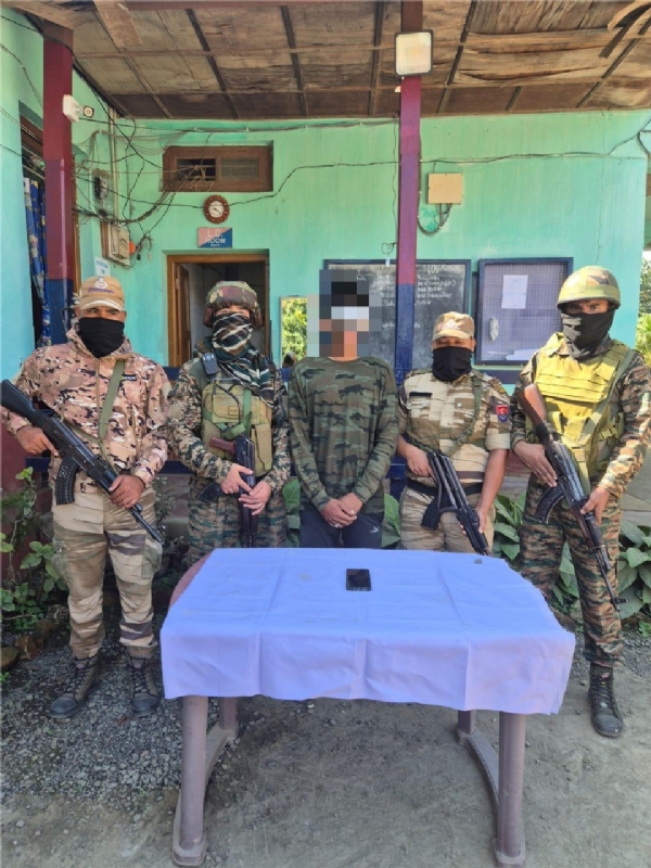 मणिपुर में गिरावट उग्रवादी की तस्वीर। मणिपुर में गिरावट उग्रवादी की तस्वीर।