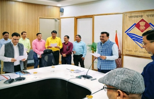 मुख्य सचिव आनन्द बर्द्धन सचिवालय में एकता एवं अखंडता की शपथ दिलाते। मुख्य सचिव आनन्द बर्द्धन सचिवालय में एकता एवं अखंडता की शपथ दिलाते।