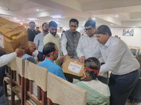 छयरोगियों को पोषण किट वितरित करते जिलाधिकारी छयरोगियों को पोषण किट वितरित करते जिलाधिकारी