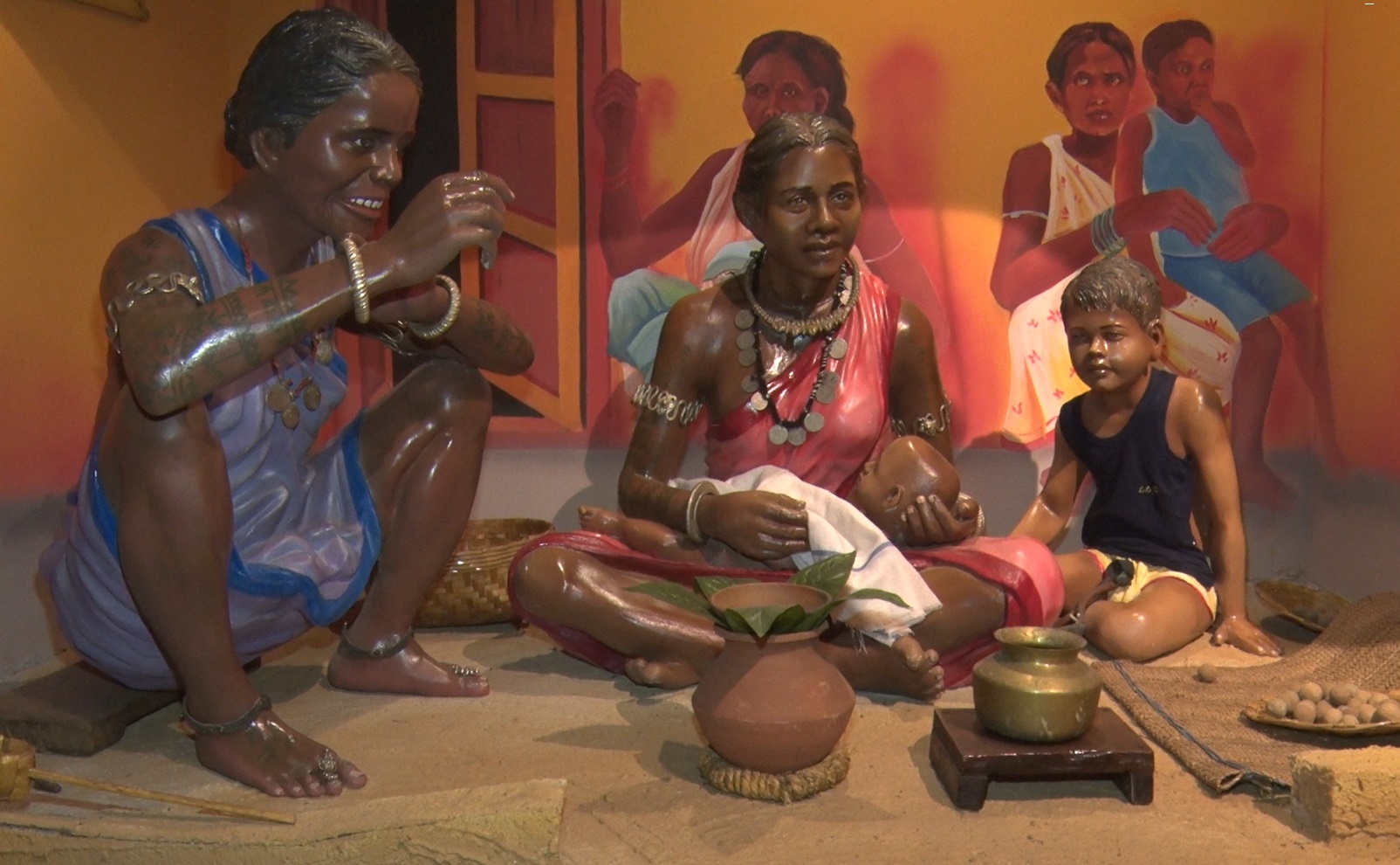 संग्रहालय में ग्रामीण आदिवासी परिवेश का चित्रण संग्रहालय में ग्रामीण आदिवासी परिवेश का चित्रण