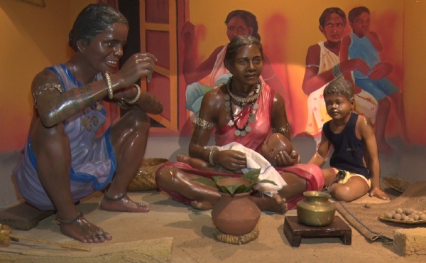 संग्रहालय में ग्रामीण आदिवासी परिवेश का चित्रण संग्रहालय में ग्रामीण आदिवासी परिवेश का चित्रण