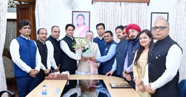 राज्यपाल से मिलते चेंबर राज्यपाल से मिलते चेंबर