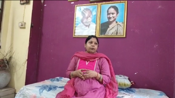 जानकारी देती बिनोद बिहारी महतो की पुत्रवधू जानकारी देती बिनोद बिहारी महतो की पुत्रवधू