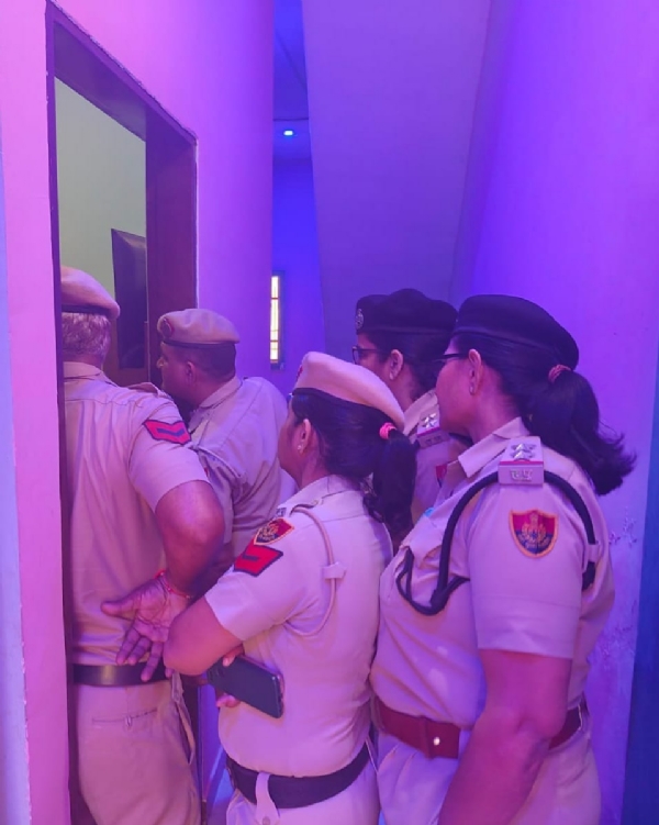 झज्जर के एक होटल में दस्तक देते पुलिस कर्मचारी। झज्जर के एक होटल में दस्तक देते पुलिस कर्मचारी।