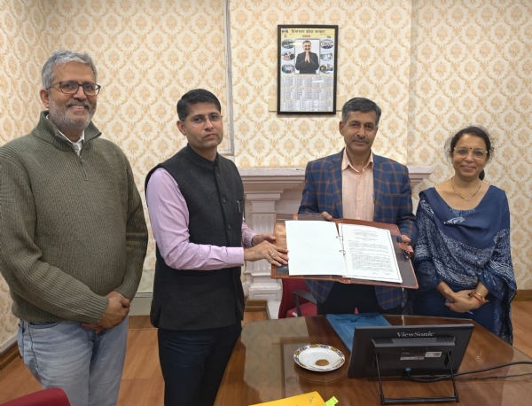 समझौता ज्ञापन करते अधिकारी समझौता ज्ञापन करते अधिकारी