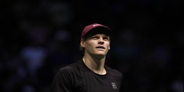 पेरिस मास्टर्स 2025: जैनिक सिनर क्वार्टरफाइनल में पहुँचे, नंबर-1 रैंकिंग की दौड़ बरकरार