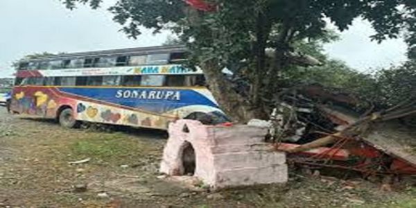 सागर:  मजदूरों को लेकर गुजरात जा रही बस हुई हादसे का शिकार, एक की मौत, दो गंभीर