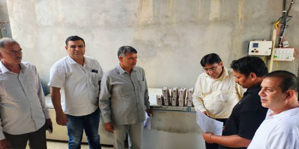 सोनीपत: डेयरी उत्पाद बनाने वाली फैक्ट्री पर खाद्य सुरक्षा विभाग व सीएम उड़नदस्ते ने की छापेमारी