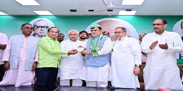 गयाजी जिला के वरीय नेता मो. एलेग्जेंडर खान ने समर्थकों के साथ जदयू में की घर वापसी