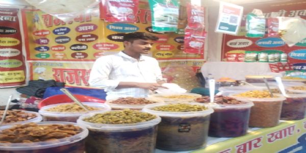 वाराणसी में स्वदेशी वस्तुओं के प्रचार के लिए लगा हस्तशिल्प मेला