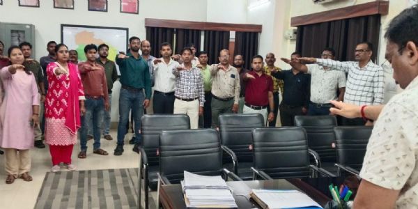 कोरबा : मुख्य चिकित्सा एवं स्वास्थ्य अधिकारी कार्यालय में लिया गया राष्ट्रीय एकता दिवस पर शपथ