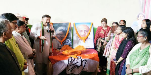 इंदिरा गांधी की पुण्यतिथि और सरदार पटेल जयंती पर कांग्रेस ने आयाेजित की श्रद्धांजलि समारोह