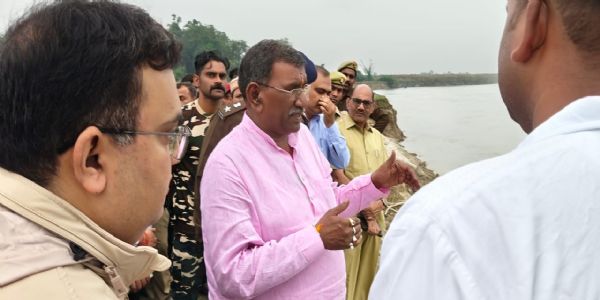 कारागार मंत्री सुरेश राही नाव हादसे के पीड़ित परिवाराें से मिले, ढांढस बंधाया