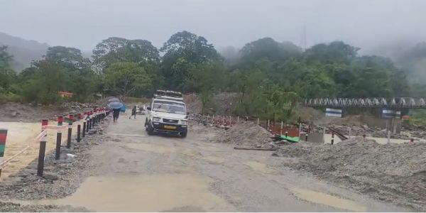 बालासन नदी का जलस्तर बढ़ा, दुधिया में बने अस्थायी पुल को लेकर प्रशासन चिंतित