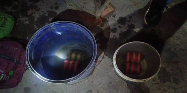 धनबाद से चार जिंदा बम बरामद, एक युवक हिरासत में