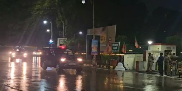 उपराष्ट्रपति सीपी राधाकृष्णन पहुंचे वाराणसी,मुख्यमंत्री योगी आदित्यनाथ ने किया स्वागत