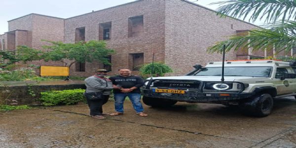 अपनी कारों से 17 देश की यात्रा कर नीदरलैंड पर्यटक पहुंचे मप्र के चंदेरी