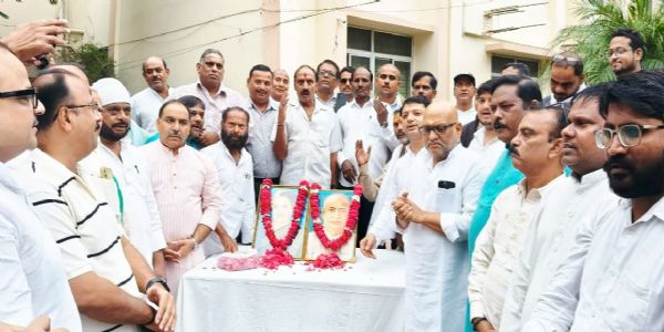 कांग्रेस ने सरदार पटेल, आचार्य नरेंद्र देव की जयंती और इंदिरा गांधी की पुण्यतिथि मनाई