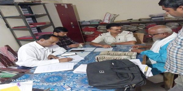 श्रीपुर में उड़नदस्ता दल की बड़ी कार्रवाई, 17.25 लाख रुपये नकद बरामद