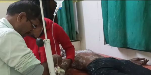 चाचा के आराेपाें से आहत भतीजे ने की आत्मदाह की कोशिश, अस्पताल में भर्ती