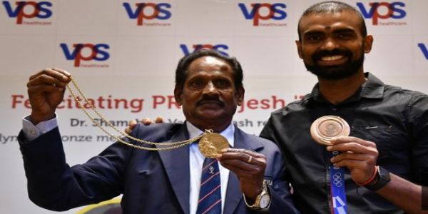 पीआर श्रीजेश के साथ मैनुअल फ्रेडरिक पीआर श्रीजेश के साथ मैनुअल फ्रेडरिक