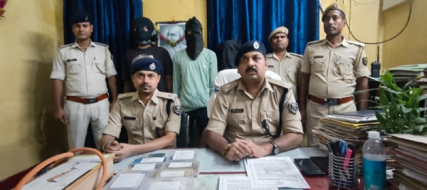 पुलिस के गिरफ्त में अभियुक्त पुलिस के गिरफ्त में अभियुक्त