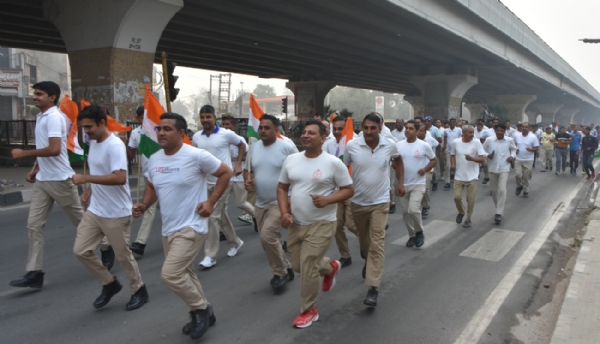 पानीपत में आयोजित रन फॉर यूनिटी में दौड़ लगाते लोग पानीपत में आयोजित रन फॉर यूनिटी में दौड़ लगाते लोग