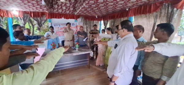 अररिया फोटो:शपथ लेते अधिकारी और ग्रामीण अररिया फोटो:शपथ लेते अधिकारी और ग्रामीण