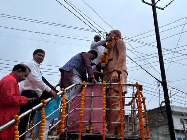 माल्यापर्ण करते विधायक माल्यापर्ण करते विधायक