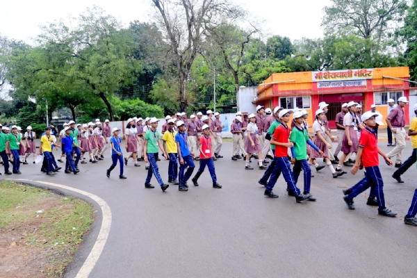 कोरबा में फिट इंडिया मूवमेंट के तहत वॉकाथॉन का आयोजन, बच्चों में दिखा जोश और एकता का संदेश    गुरदीप सिंह,कोरबा,31 अक्टूबर 2025। एसईसीएल कुसमुंडा क्षेत्र के तत्वावधान में शुक्रवार को फिट इंडिया मूवमेंट के तहत वॉकाथॉन कार्यक्रम का आयोजन किया गया। इस अवसर पर डीएवी पब्लिक स्कूल और केंद्रीय विद्यालय के छात्र-छात्राओं एवं शिक्षकों ने उत्साहपूर्वक भाग लिया। कार्यक्रम का उद्देश्य समाज में शारीरिक और मानसिक स्वास्थ्य के प्रति जागरूकता फैलाना तथा फिटनेस को जीवनशैली का हिस्सा बनाना था।  कार्यक्रम की शुरुआत एसईसीएल कुसमुंडा के क्षेत्रीय कार्मिक प्रबंधक वीरेंद्र कुमार ने हरी झंडी दिखाकर की। उन्होंने बच्चों को स्वस्थ जीवनशैली अपनाने और नियमित व्यायाम करने की प्रेरणा दी। इस अवसर पर डीएवी पब्लिक स्कूल से खेल शिक्षक गायत्री साहू, कमलेश देवांगन, शिक्षिका कृष्णा सरकार, वहीं केंद्रीय विद्यालय से श्वेता सिंह, आर. प्रधान, सुशील संडे, एसईसीएल कुसमुंडा के क्रमिक प्रबंधक वीरेंद्र कुमार चौहान, पर्सनल विभाग के रामलाल खजूर सहित अन्य अधिकारी एवं कर्मचारी उपस्थित रहे।  कार्यक्रम के दौरान एसईसीएल द्वारा आयोजित स्पेशल कैम्पेन 5.0 के विजेताओं को भी सम्मानित किया गया। 2 अक्टूबर से 31 अक्टूबर तक चले इस अभियान में स्लोगन राइटिंग, आर्ट फ्रॉम स्क्रैप और वाद-विवाद प्रतियोगिता का आयोजन किया गया था। विजेता विद्यार्थियों को वीरेंद्र कुमार ने पुरस्कृत किया और आयोजक शिक्षकों का सम्मान किया।  अपने संबोधन में वीरेंद्र कुमार ने कहा कि खेल और व्यायाम न केवल शरीर को मजबूत बनाते हैं बल्कि अनुशासन, सहयोग और आत्मविश्वास की भावना भी विकसित करते हैं। उन्होंने बच्चों से साथ ही अभिभावकों से भी स्वास्थ्य के प्रति जागरूक रहने का आह्वान किया।  कार्यक्रम का संचालन शिक्षक मोहम्मद मुकिद ने किया, जबकि इस अवसर पर दयानिधि झंकार सहित अन्य शिक्षक और कर्मचारी भी मौजूद रहे। वॉकाथॉन के दौरान बच्चों में ऊर्जा और उत्साह देखते ही बनता था, जिन्होंने ‘फिट बॉडी–फिट माइंड–फिट इंडिया’ का संदेश पूरे परिसर में गूंजा दिया। कोरबा में फिट इंडिया मूवमेंट के तहत वॉकाथॉन का आयोजन, बच्चों में दिखा जोश और एकता का संदेश    गुरदीप सिंह,कोरबा,31 अक्टूबर 2025। एसईसीएल कुसमुंडा क्षेत्र के तत्वावधान में शुक्रवार को फिट इंडिया मूवमेंट के तहत वॉकाथॉन कार्यक्रम का आयोजन किया गया। इस अवसर पर डीएवी पब्लिक स्कूल और केंद्रीय विद्यालय के छात्र-छात्राओं एवं शिक्षकों ने उत्साहपूर्वक भाग लिया। कार्यक्रम का उद्देश्य समाज में शारीरिक और मानसिक स्वास्थ्य के प्रति जागरूकता फैलाना तथा फिटनेस को जीवनशैली का हिस्सा बनाना था।  कार्यक्रम की शुरुआत एसईसीएल कुसमुंडा के क्षेत्रीय कार्मिक प्रबंधक वीरेंद्र कुमार ने हरी झंडी दिखाकर की। उन्होंने बच्चों को स्वस्थ जीवनशैली अपनाने और नियमित व्यायाम करने की प्रेरणा दी। इस अवसर पर डीएवी पब्लिक स्कूल से खेल शिक्षक गायत्री साहू, कमलेश देवांगन, शिक्षिका कृष्णा सरकार, वहीं केंद्रीय विद्यालय से श्वेता सिंह, आर. प्रधान, सुशील संडे, एसईसीएल कुसमुंडा के क्रमिक प्रबंधक वीरेंद्र कुमार चौहान, पर्सनल विभाग के रामलाल खजूर सहित अन्य अधिकारी एवं कर्मचारी उपस्थित रहे।  कार्यक्रम के दौरान एसईसीएल द्वारा आयोजित स्पेशल कैम्पेन 5.0 के विजेताओं को भी सम्मानित किया गया। 2 अक्टूबर से 31 अक्टूबर तक चले इस अभियान में स्लोगन राइटिंग, आर्ट फ्रॉम स्क्रैप और वाद-विवाद प्रतियोगिता का आयोजन किया गया था। विजेता विद्यार्थियों को वीरेंद्र कुमार ने पुरस्कृत किया और आयोजक शिक्षकों का सम्मान किया।  अपने संबोधन में वीरेंद्र कुमार ने कहा कि खेल और व्यायाम न केवल शरीर को मजबूत बनाते हैं बल्कि अनुशासन, सहयोग और आत्मविश्वास की भावना भी विकसित करते हैं। उन्होंने बच्चों से साथ ही अभिभावकों से भी स्वास्थ्य के प्रति जागरूक रहने का आह्वान किया।  कार्यक्रम का संचालन शिक्षक मोहम्मद मुकिद ने किया, जबकि इस अवसर पर दयानिधि झंकार सहित अन्य शिक्षक और कर्मचारी भी मौजूद रहे। वॉकाथॉन के दौरान बच्चों में ऊर्जा और उत्साह देखते ही बनता था, जिन्होंने ‘फिट बॉडी–फिट माइंड–फिट इंडिया’ का संदेश पूरे परिसर में गूंजा दिया।