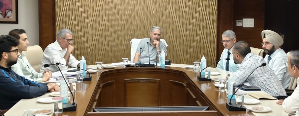 गुरुग्राम के पीडब्ल्यूडी विश्राम गृह में अधिकारियों के साथ बैठक करते केंद्रीय मंत्री राव इंद्रजीत सिंह। गुरुग्राम के पीडब्ल्यूडी विश्राम गृह में अधिकारियों के साथ बैठक करते केंद्रीय मंत्री राव इंद्रजीत सिंह।