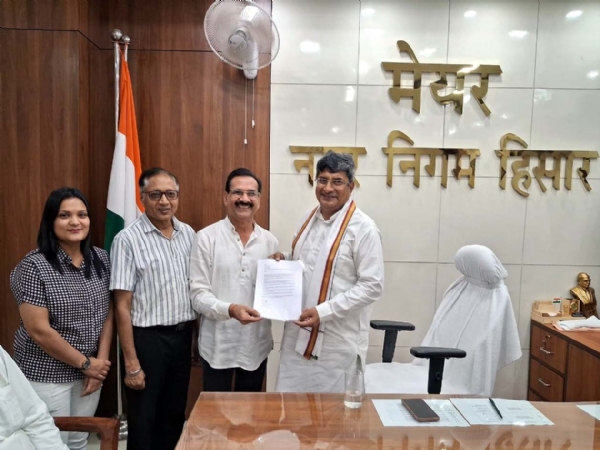 मेयर प्रवीण पोपली को सुझाव पत्र सौंपते सजग के अध्यक्ष सत्यपाल अग्रवाल। मेयर प्रवीण पोपली को सुझाव पत्र सौंपते सजग के अध्यक्ष सत्यपाल अग्रवाल।