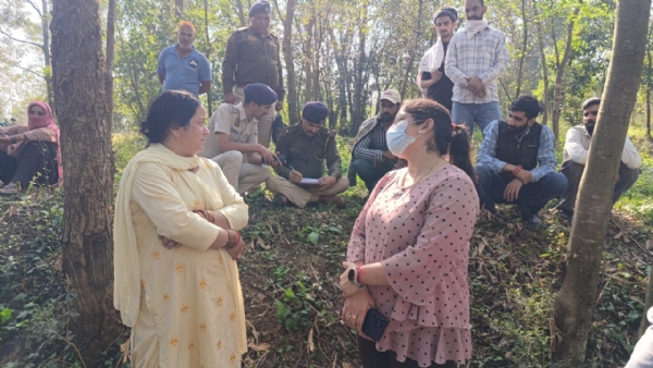 एसडीएम स्मृतिका नेगी शिकायतकर्ता से जानकारी लेते हुए। एसडीएम स्मृतिका नेगी शिकायतकर्ता से जानकारी लेते हुए।