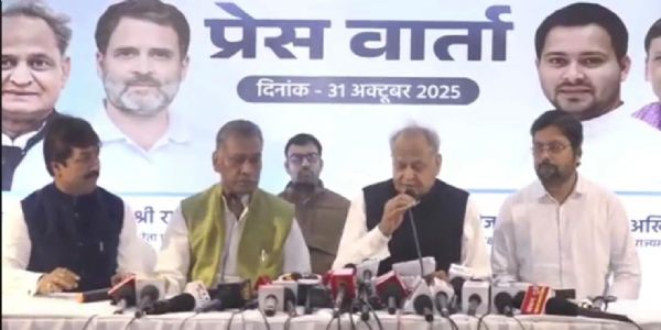 अशोक गहलोत पत्रकार वार्ता के दौरान अशोक गहलोत पत्रकार वार्ता के दौरान