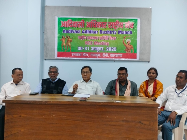 प्रेसवार्ता में जितेन चौधरी समेत अन्य प्रेसवार्ता में जितेन चौधरी समेत अन्य