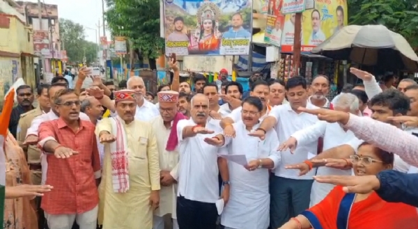 शपथ लेते नेता एवं कार्यकर्ता शपथ लेते नेता एवं कार्यकर्ता