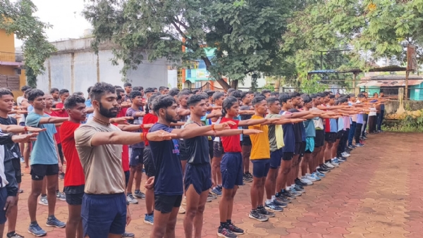 सद्भावना की शपथ लेते हुए विद्यार्थी। सद्भावना दिवस पर सफाई करते हुए लोग। सद्भावना की शपथ लेते हुए विद्यार्थी। सद्भावना दिवस पर सफाई करते हुए लोग।