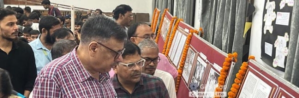 प्रदर्शनी का अवलोकन करते प्राचार्य प्रदर्शनी का अवलोकन करते प्राचार्य