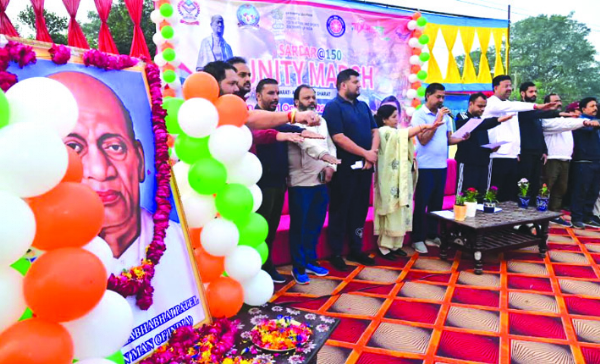 कार्यक्रम के दौरान शपथ दिलाते हुए विधायक आदेश चौहान कार्यक्रम के दौरान शपथ दिलाते हुए विधायक आदेश चौहान