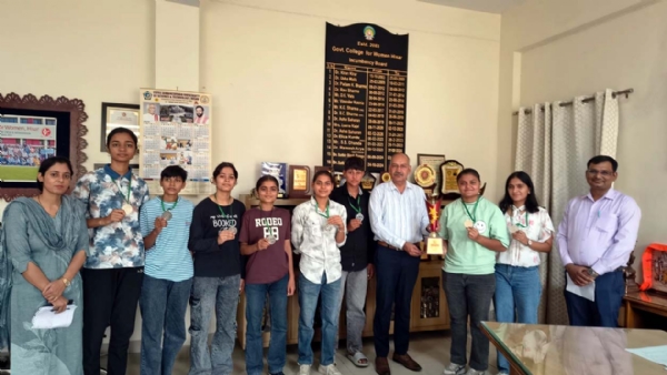 महिला काॅलेज टीम को सम्मानित करते प्राचार्य डॉ. सतबीर सांगा। महिला काॅलेज टीम को सम्मानित करते प्राचार्य डॉ. सतबीर सांगा।