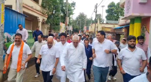 एकता की दौड़ लगाते नेता गण एकता की दौड़ लगाते नेता गण