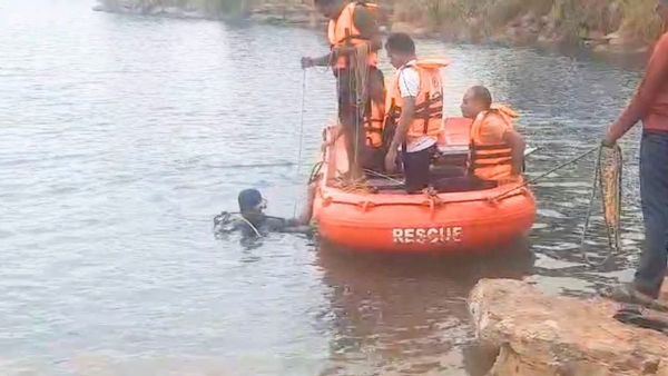 ब्लू वाटर में एसडीआरएफ टीम  रेस्क्यू करते हुए ब्लू वाटर में एसडीआरएफ टीम  रेस्क्यू करते हुए