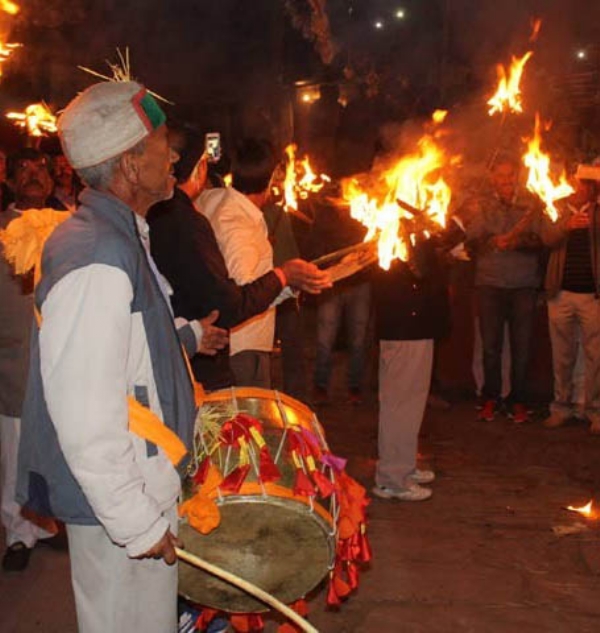 फाइल फाेटाे : ढाेल-दमाऊ के साथ भैलाे खेलते लाेग। फाइल फाेटाे : ढाेल-दमाऊ के साथ भैलाे खेलते लाेग।