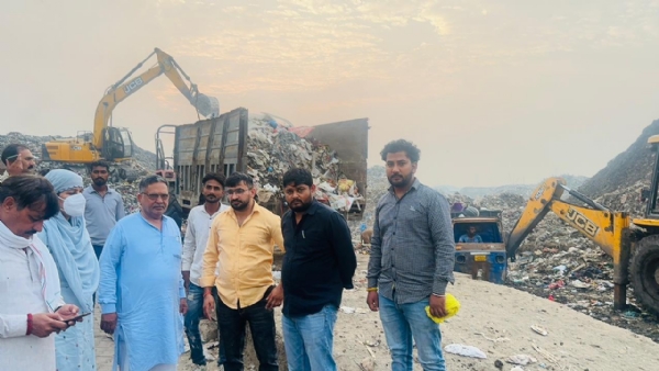 नगर परिषद बहादुरगढ़ के नयागांव डंपिंग यार्ड का निरीक्षण करती परिषद अध्यक्ष सरोज राठी। नगर परिषद बहादुरगढ़ के नयागांव डंपिंग यार्ड का निरीक्षण करती परिषद अध्यक्ष सरोज राठी।