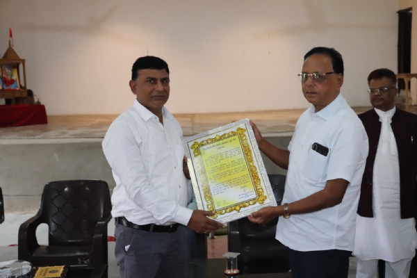 विदाई समारोह में शिक्षक समेत अन्य विदाई समारोह में शिक्षक समेत अन्य