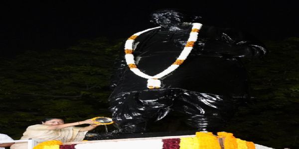 पटेल चौक पर देश की 25 प्रमुख नदियों से एकत्र किए गए पवित्र जल से भारत के लौहपुरुष सरदार वल्लभभाई पटेल की प्रतिमा का जलाभिषेक करती मुख्यमंत्री रेखा गुप्ता