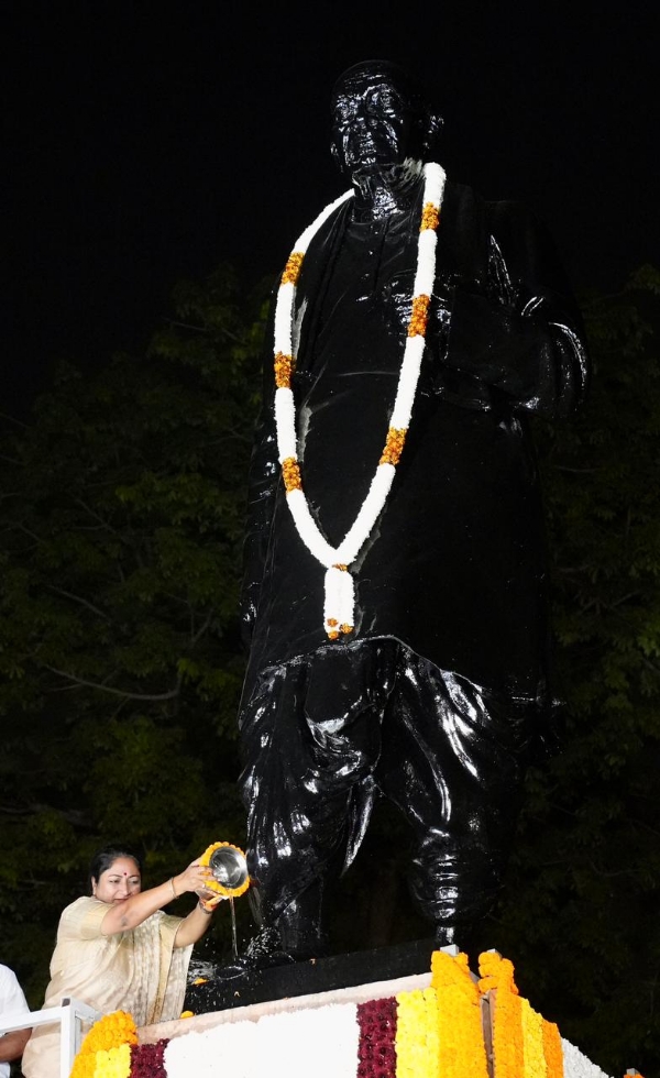 पटेल चौक पर देश की 25 प्रमुख नदियों से एकत्र किए गए पवित्र जल से भारत के लौहपुरुष सरदार वल्लभभाई पटेल की प्रतिमा का जलाभिषेक करती मुख्यमंत्री रेखा गुप्ता पटेल चौक पर देश की 25 प्रमुख नदियों से एकत्र किए गए पवित्र जल से भारत के लौहपुरुष सरदार वल्लभभाई पटेल की प्रतिमा का जलाभिषेक करती मुख्यमंत्री रेखा गुप्ता