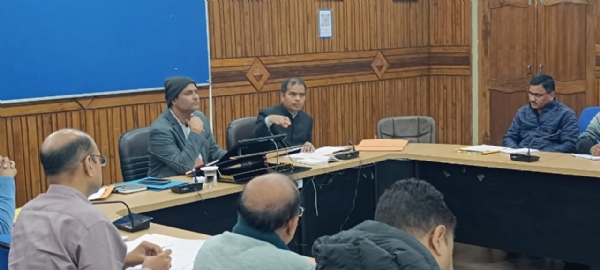 समीक्षा बैठक लेते जिलाधिकारी समीक्षा बैठक लेते जिलाधिकारी