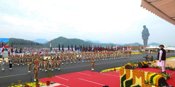 विभिन्न राज्यों द्वारा परेड विभिन्न राज्यों द्वारा परेड