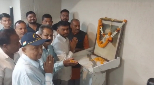 सरदार पटेल की तस्वीर पर माल्यार्पण करते जयराम महतो एवं अन्य सरदार पटेल की तस्वीर पर माल्यार्पण करते जयराम महतो एवं अन्य